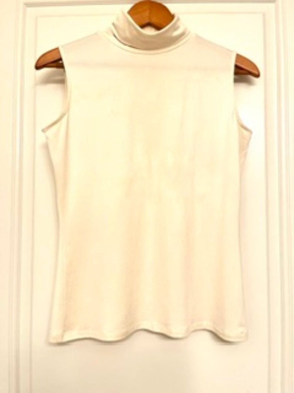 Neiman Marcus ( Exclusive ) Silk Sleeveless Turtleneck Top  ( Size: M )
